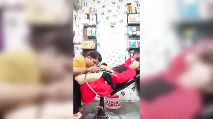 Мужчина делает кунилингус подруге