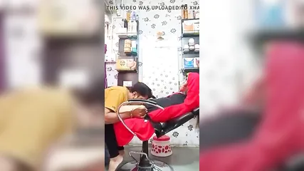 Мужчина делает кунилингус подруге