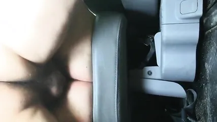 Мужик трахает женщину и кончает в машине