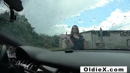 Мужчина трахает блондинку и брюнетку дома