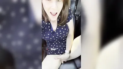 Женщина мастурбирует манду и снимает это в тачке на парковке