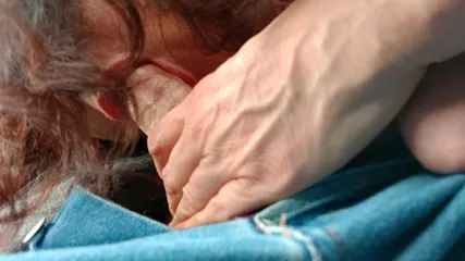 Старушка присосалась к хую и не хочет его отпускать