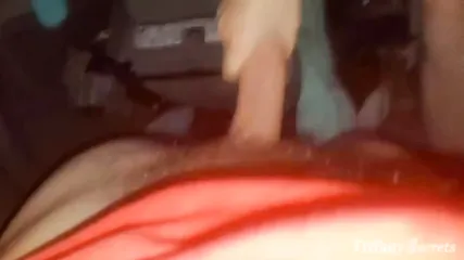 Пьяная пара трахается в машине ночью