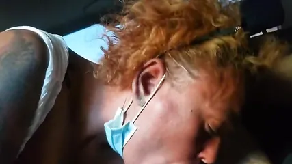 Женщина с большими сиськами сосет пенис