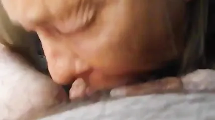 Блудливая седоволосая бабушка отсасывает деду хуй в машине и ополаскивает рот кончой