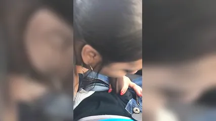 Пухленькая милф в одежде отсасывает негру большой хуй в машине и пускает густые слюни