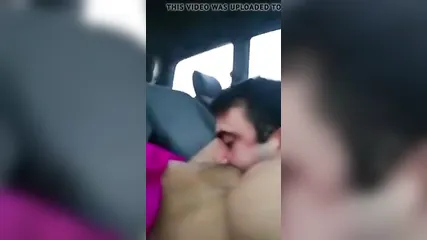 Черноволосый любовник страстно вылизывает письку чужой жене в просторном салоне такси