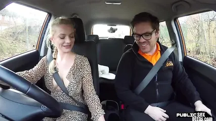 Инструктор по вождению ебет сексуальную мамочку в машине и щупает красивую попку