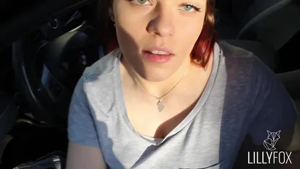 Губастая толстушка отсасывает в автомобиле, дает трахаться в киску и позволяет кончить внутрь