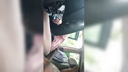 Потрепанная старушка с безумной страстью отсасывает большой черный хуй в автомобиле