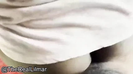 Соблазнительная негритянка в коротком платье трахается с любовником в дорогой машине