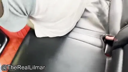 Соблазнительная негритянка в коротком платье трахается с любовником в дорогой машине