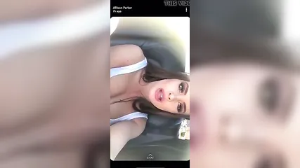 Веб модель с красивыми дойками дрочит пизду в авто перед счастливыми зрителями чата