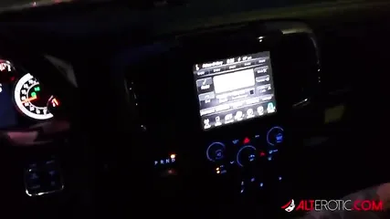 Модная татуированная проститутка дрочит клитор в авто и отсасывает клиенту в тачке среди улицы