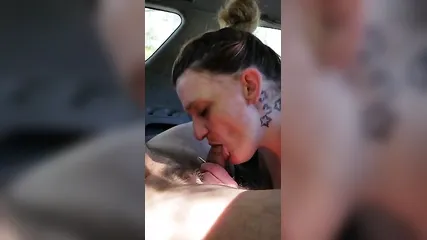 Потрепанная мамочка старательно отсасывает пузатому любовнику в машине и кушает сперму