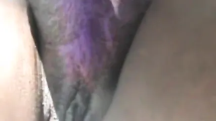 Жирная негритянка с длинными ногтями дрочит лохматую пизденку в просторной машине